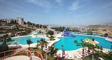 Karabağlar'da Aqua Yaşam Yüzme Havuzu açıldı