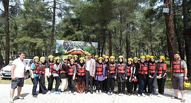 Orhaneli'nde liseli öğrenciler rafting yaptı 