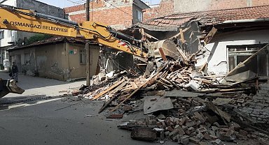 Osmangazi'de metruk binalar bir bir yıkılıyor