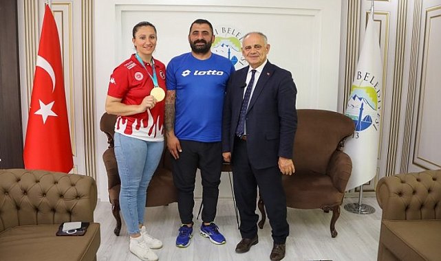 Şampiyon sporcudan Başkan Öztürk'e ziyaret