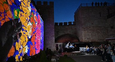 Sanat Bursa'nın tarihi surlarında teknolojiyle buluştu