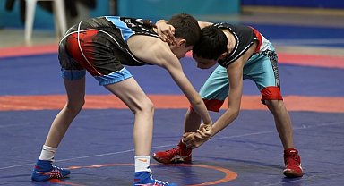 Sivas'ta uluslararası güreşçiler mindere çıktı