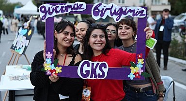 Üniversiteli gençler festivalde stres attı