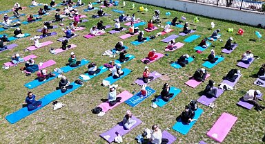 Yoga yaparak stres attılar