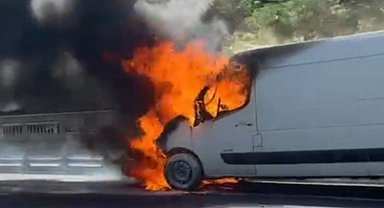 Anadolu Otoyolu'nda seyir halindeki minibüs yandı