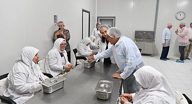 Başkan Büyükkılıç mutfağa girdi, bazlama pişirdi