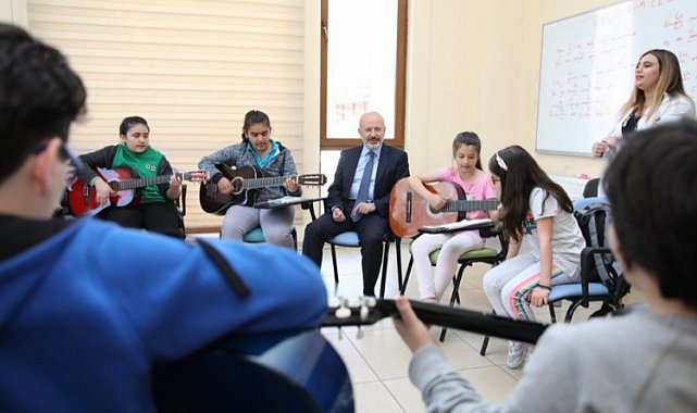 Başkan Çolakbayrakdar: "Gençler için ne yapsak azdır"