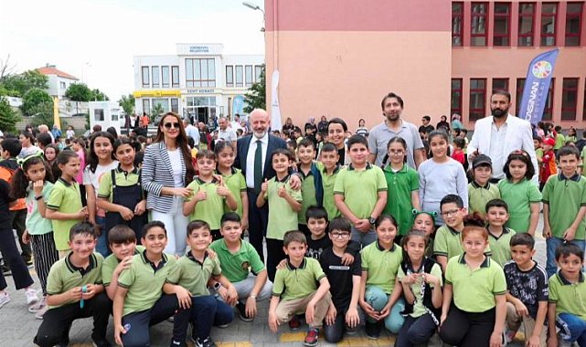 Başkan Çolakbayrakdar: "Hizmetlerimizle çocuklarımızın geleceğini inşa ediyoruz"