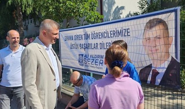 Başkan Sezer, sınava giren öğrencileri yalnız bırakmadı