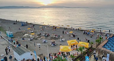 Başkan sözünü tuttu Güzelbahçe'de şezlong ve şemsiye ücretsiz