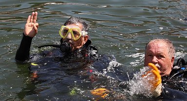 Bursa Gemlik'te Başkan Deviren de denize daldı!