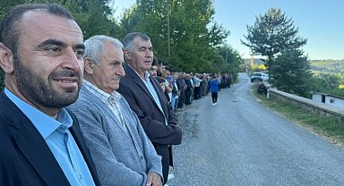 Bursa'da vatandaşlar bayram namazı sonrası mezarlıklara akın etti