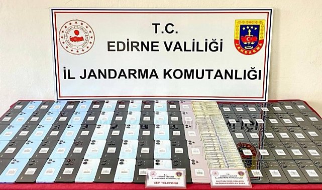 Edirne'de kaçak cep telefonu ve dolar ele geçirildi!
