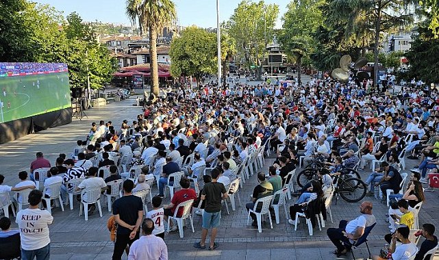 Gölcüklüler Milli heyecana ortak oldu