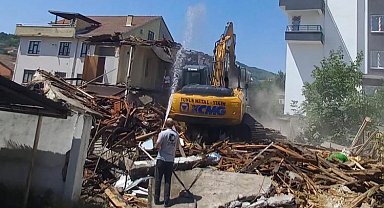 Gölcük'te metruk binaların yıkımı sürüyor