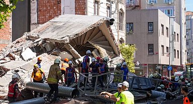 İstanbul'da üç katlı bina çöktü! Yaralılar çıkarılıyor!