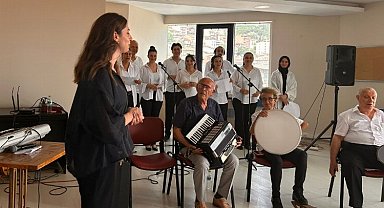 İZMEK şan kursiyerlerinden yıl sonu performans