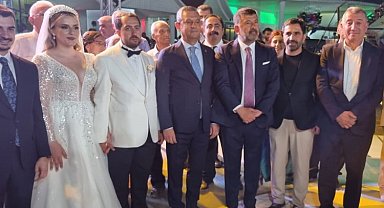 İzmir'de Özgür Özel ile birlikte nikah şahidi oldu
