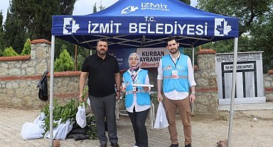 İzmit Belediyesinden mezarlık ziyaretinde bulunan vatandaşlara defne fidesi