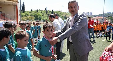 İzmitli gençler kurtuluş coşkusunu futbol şenliğinde doyasıya yaşıyor 