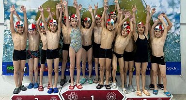 İzmitli minik yüzücüler Bursa'dan başarıyla döndü