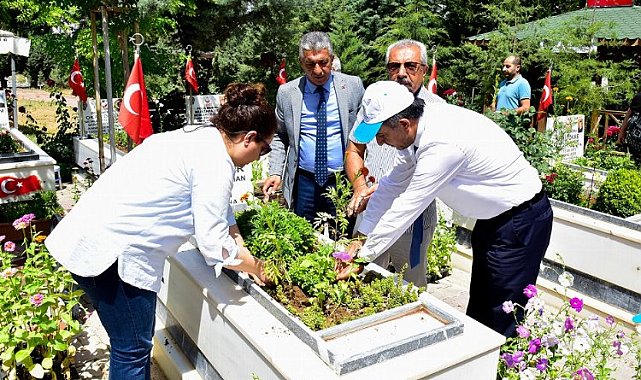 Malatya'da şehitlerin kabirleri çiçeklerle bezendi