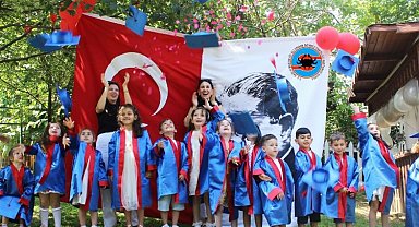 Minikler yılın stresini mezuniyetle attı