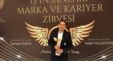 Serdar Kılınç  "Yılın En Dikkat Çeken Fantezi Müzik Sanatçısı" ödülünü aldı!