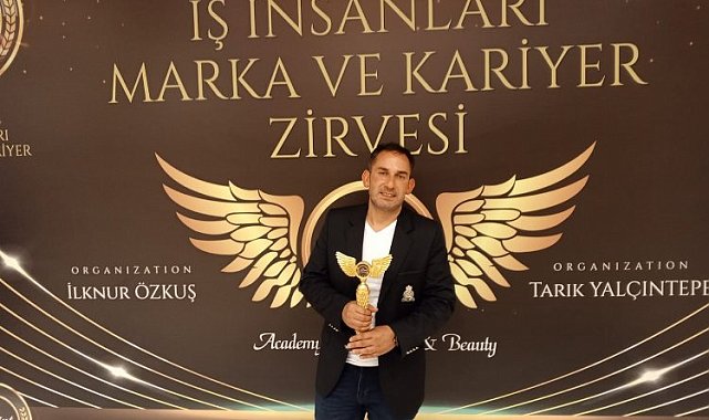 Serdar Kılınç "Yılın En Dikkat Çeken Fantezi Müzik Sanatçısı" ödülünü aldı!