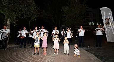 Tatilciler sokak konseriyle coştu