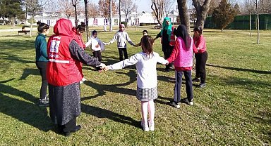 Türk Kızılay depremzede çocukların yanında