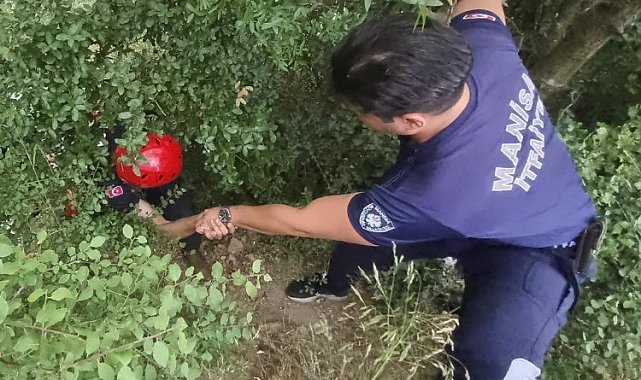 Yamaçtan aşağı düşen vatandaşı itfaiye ekipleri kurtardı