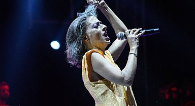 Yıldız Tilbe'den şarkı sürprizi