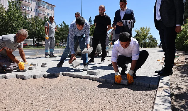 Başkan Arı, yaya kaldırımı ve yol yapım çalışmalarını inceledi
