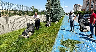 Başkan Büyükkılıç, işçilerle bir araya geldi, çim biçti