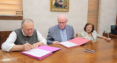 Başkan Kurt Alzheimer merkezi için Yüksel çifti ile protokol imzaladı