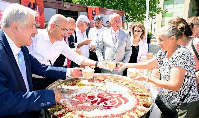 Başkan Sami Er, aşure dağıtım programında vatandaşlarla buluştu