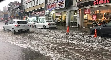 Bursa'da cadde ve sokaklar göle döndü