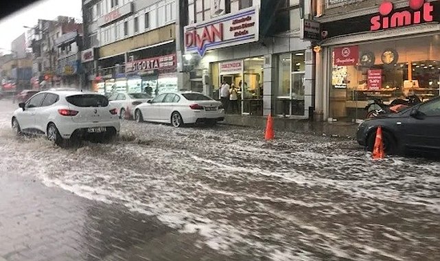 Bursa'da cadde ve sokaklar göle döndü
