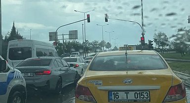 Bursa'da yoğun yağış trafiğe kilit vurdu!
