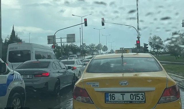 Bursa'da yoğun yağış trafiğe kilit vurdu!