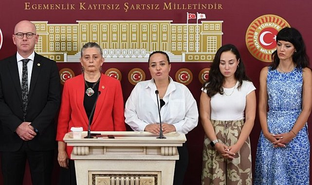 CHP'li Suiçmez baroların hayvan hakları merkez üyeleriyle seslendi