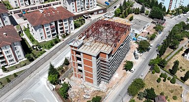 Derince Cemevinde çatı imalatı sürüyor