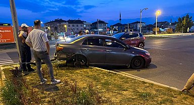 Düzce'de iki otomobil çarpıştı... Araçlar kullanılamaz hale geldi