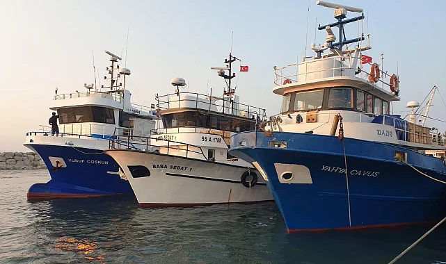 Ege'de avlanan balıkçı gemilerinin denetimleri İzmir'de yapıldı