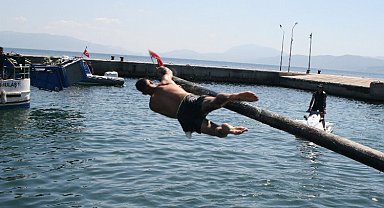Kabotajın coşkusu... Mudanya'da yağlı direkte bayrak için yarıştılar