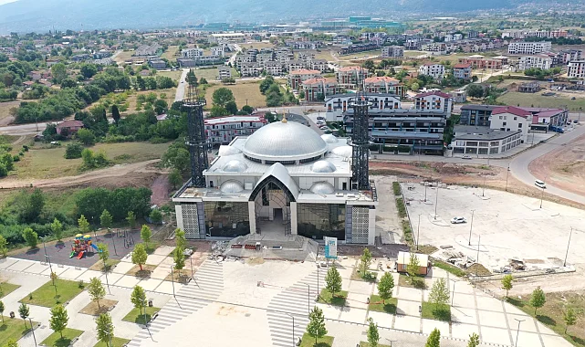 Kartepe Kent Meydanı Camii'nde hummalı çalışma