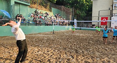 Plaj voleybolu turnuvası bu yıl rekor katılımla başladı