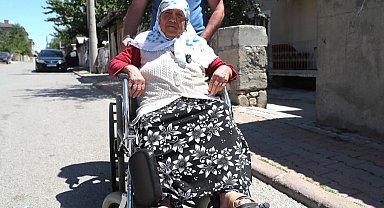 Sivas'ta Hüsne Teyze tekerlekli sandalyesine kavuştu