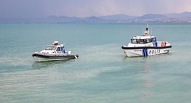Van Gölü'nde deniz polisi devriyesi